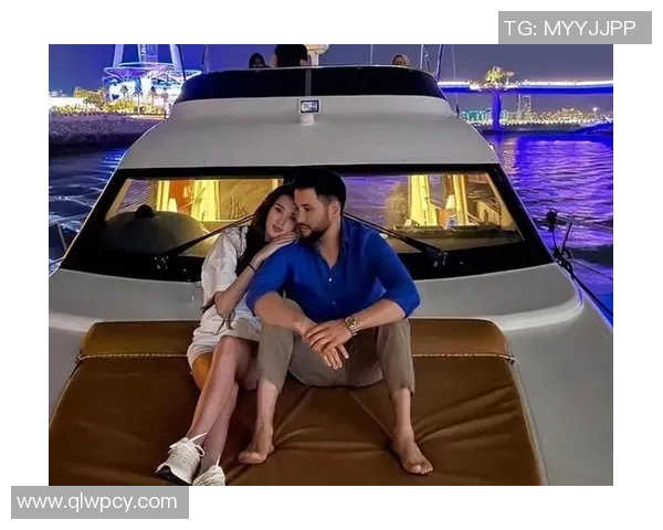 玫瑰与足球明星的亲密合影展现了运动与美的完美结合 玫瑰与足球明星的亲密合影展现了运动与美的完美结合