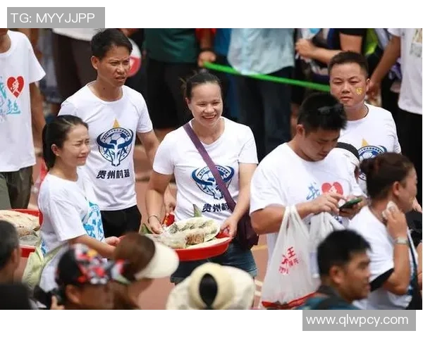 街头偶遇足球明星享受美食瞬间引发粉丝热议与欢呼